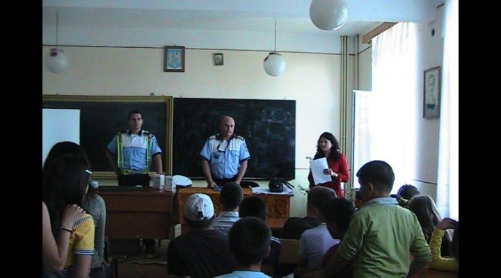 Acțiune  desfășurată de mai multe instituții M.A.I. la o școală din Ploiești. Afla motivul