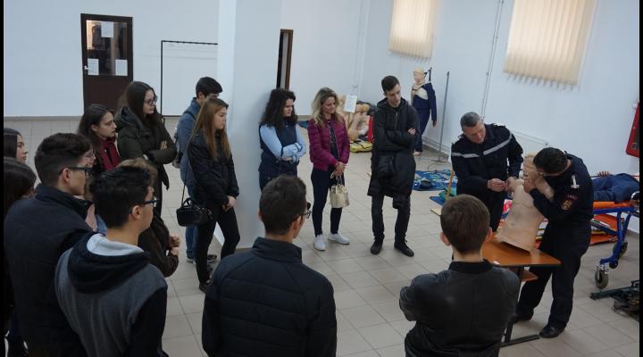 Elevii Colegiului Național "Mihai Viteazu" Ploiești, in vizita la Scoala de Pompieri