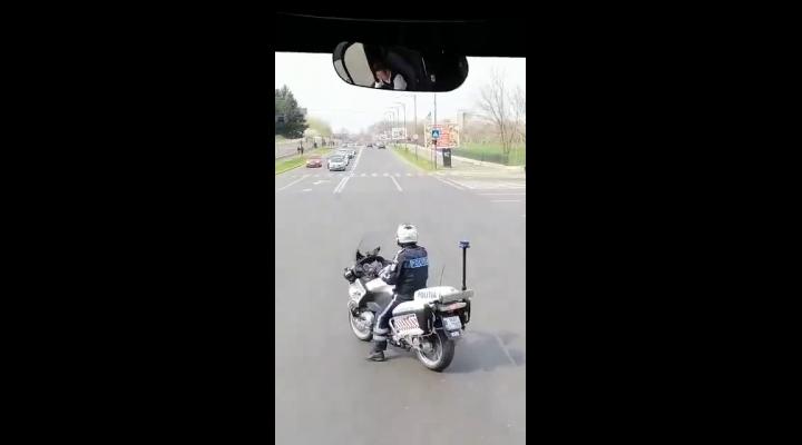 Clip viral. Un politist pe motocicleta, danseaza la semafor