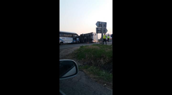 VIDEO: Accident pe DN 72 intre un microbuz si o autoutilitara a carui sofer era baut