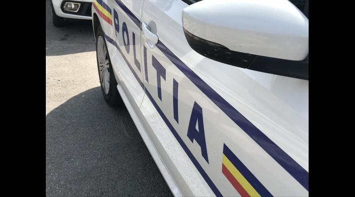 Un bărbat și-a pierdut viața noaptea trecută într-un accident produs pe DN1, la Nistorești. Două autoutilitare au fost răsturnate, una pe carosabil, una în râul Prahova
