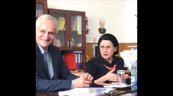 Deputatul Bozianu se intreaba "cum are de gând d-na Andronescu să îndrepte haosul din programele școlare pe care tot domnia sa l-a generat"