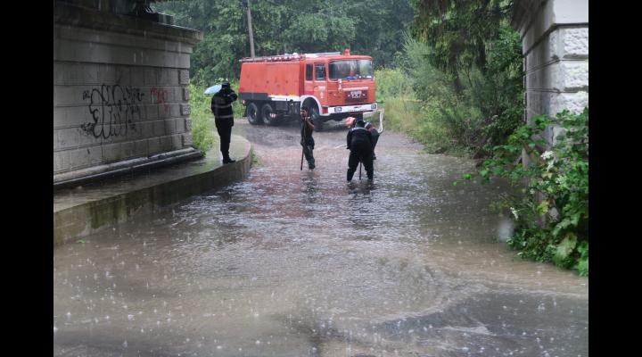 Precipitații abundente, vânt și descărcări electrice în județul Prahova. Recomandări ISU Prahova