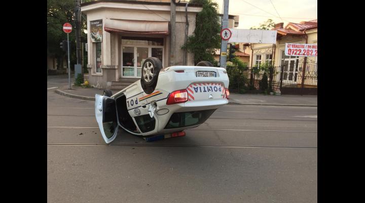 UPDATE: Politistul era baut! Masina de politie, rasturnata in zona centrala a Ploiestiului. Vezi cum s-a produs accidentul!