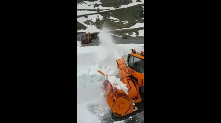 VIDEO Strat de zăpadă de  5-6 metri grosime, pe alocuri pe Transfăgărășan 