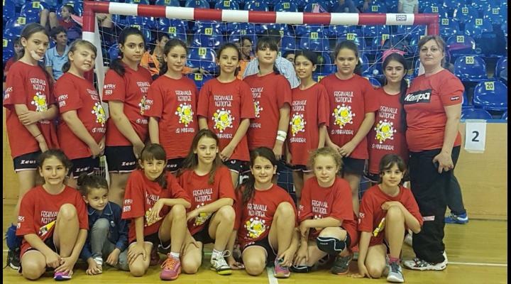 Fetele de la CSM Ploiești, premiate la Festivalul Național de Minihandbal! Au mers pe banii lor 