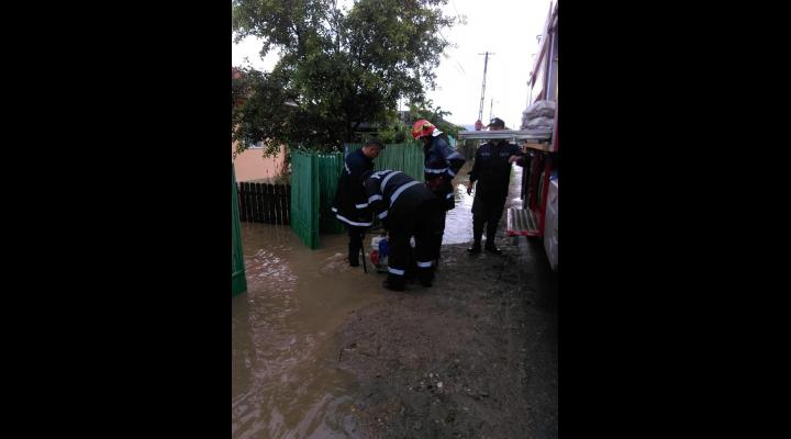 ISU Prahova: Bilantul zilei de luni: unde au fost probleme cu inundatiile in judet, cum au intervenit pompierii