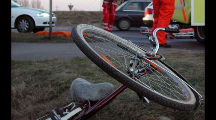 Biciclist lovit, în Ploiești, de un șofer care nu s-a asigurat