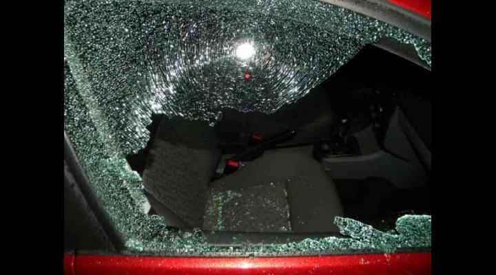 Un prahovean a spart geamurile unei pensiuni și ale unor mașini, fiind acuzat și de tâlhărie