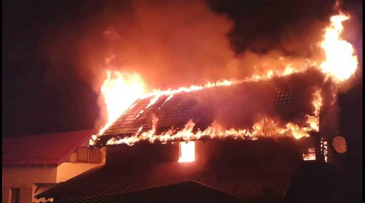 Incendiu puternic în Trăisteni, Valea Doftanei. Intervenția ISU a fost îngreunată din cauza drumului greu accesibil