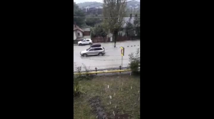 VIDEO: DN1, inundat la Comarnic, astazi, in urma unei ploi torentiale
