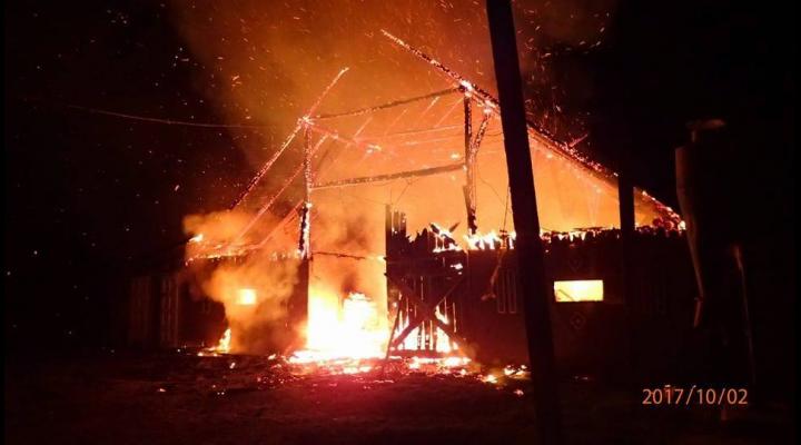 Incendiu puternic în Gornet. Au ars trei solarii și acoperișul unei case