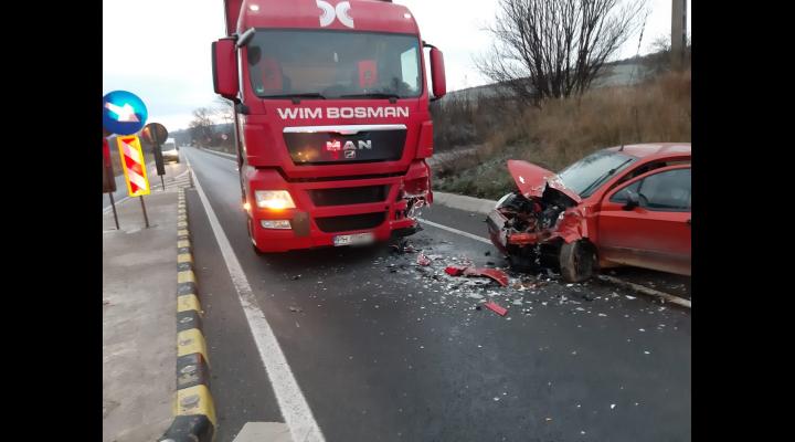 Șoferul unui camion de 10 tone din Prahova a produs un accident în județul Sibiu în această dimineață