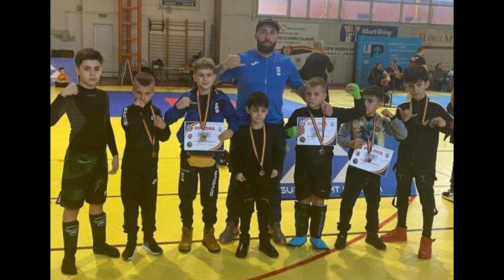 Sportivii secției de Sambo a CSM Ploiești vin cu 19 medalii de la Săcele!