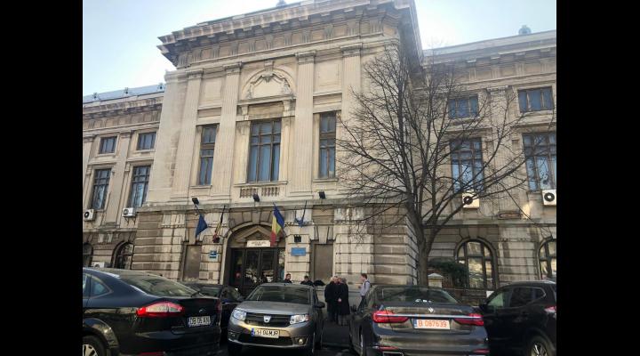 Curtea de Apel Ploiești reia activitatea dar va suspenda judecata o oră pe zi