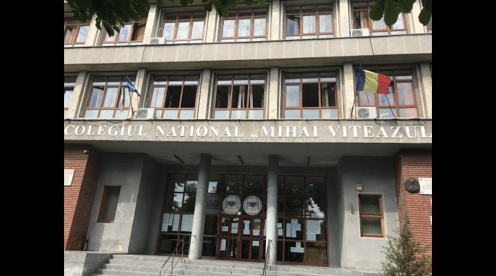 Laboratorul de informatică al Colegiului Național Mihai Viteazul din Ploiești a fost jefuit. Unul dintre suspecti, un tânăr de 19 ani, a fost retinut
