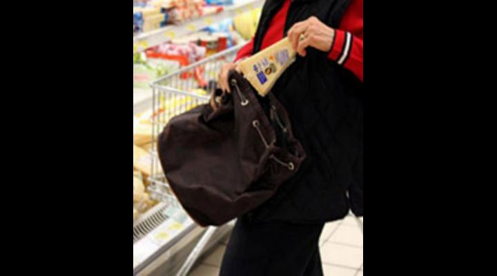Femeie prinsă la furat într-un supermarket din Băicoi