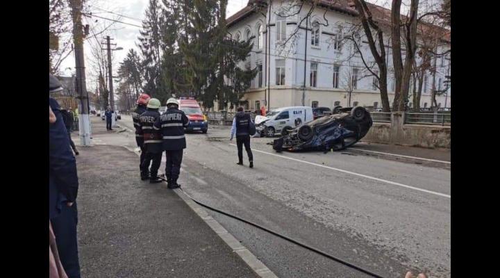 FOTO Accident în Câmpina/O mașină s-a răsturnat