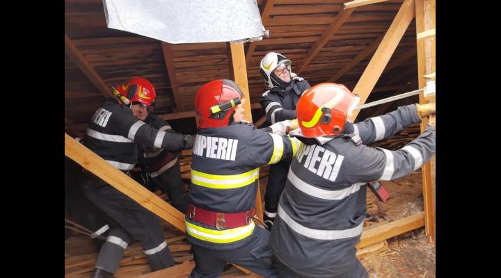 Peste 223 pompieri prahoveni cu 161 autospeciale de intervenție și mijloace tehnice sunt pregătiți să intervină în sprijinul populației și autorităților locale din județ, în contextul codurilor de vreme rea