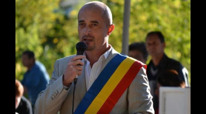 Alin Moldoveanu, primarul localității Poiana Câmpina, viceprimarul și consilieri locali din comună și-au donat indemnizațiile pentru pentru a cumpără dezinfectanți și echipamente de protectie pentru medici