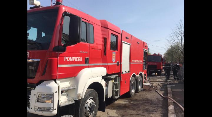 Trafic blocat în Bușteni din cauza unui incendiu produs la un camion 