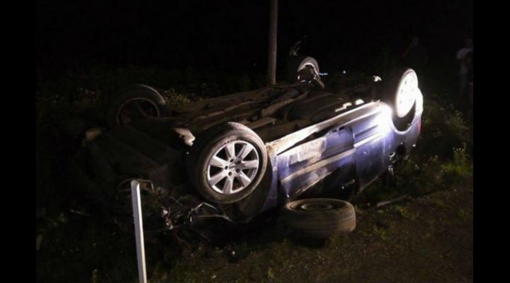 Un șofer băut s-a răsturnat cu mașina furată în curtea unei case din Ploiești