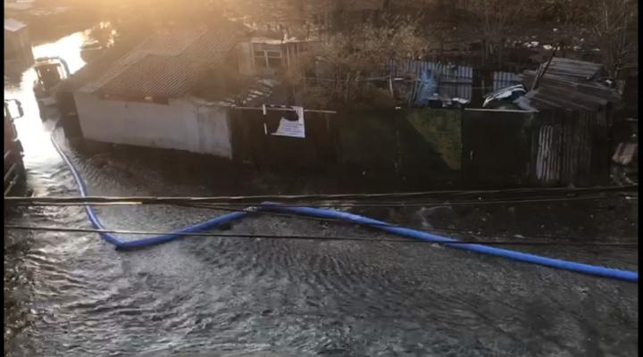 VIDEO: Strada Umbroasa din Azuga si cele 30 de gospodarii, inundate in urma alunecarii de teren de ieri