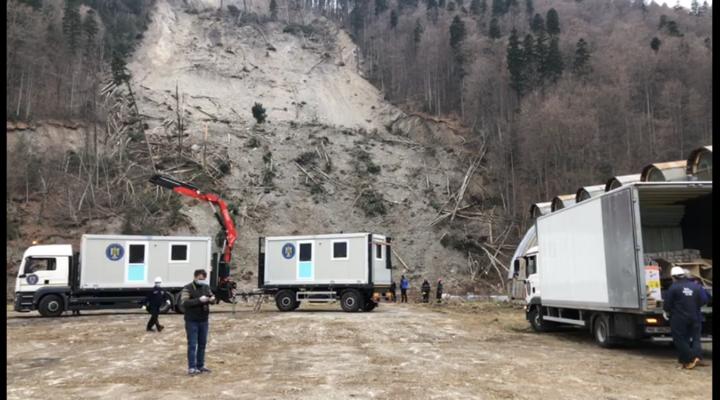 VIDEO: Au ajuns la Azuga primele containere tip locuinta pentru cei evacuati dupa alunecarea de teren