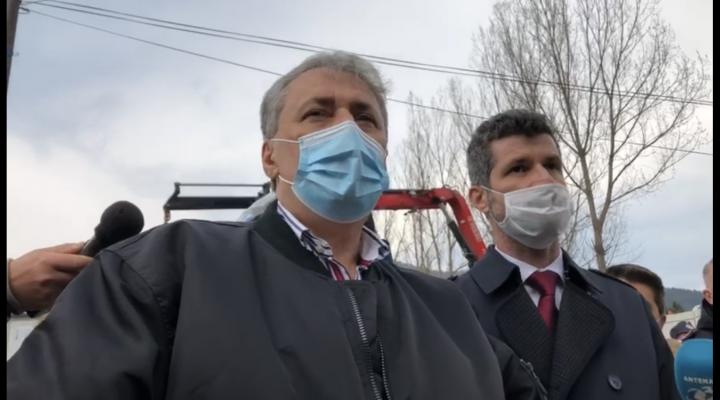 VIDEO: Marcel Vela a fost astazi la Azuga, in zona unde s-a produs alunecarea de teren. Ministrul Afacerilor Interne a felicitat autoritatile din Prahova pentru interventia prompta 