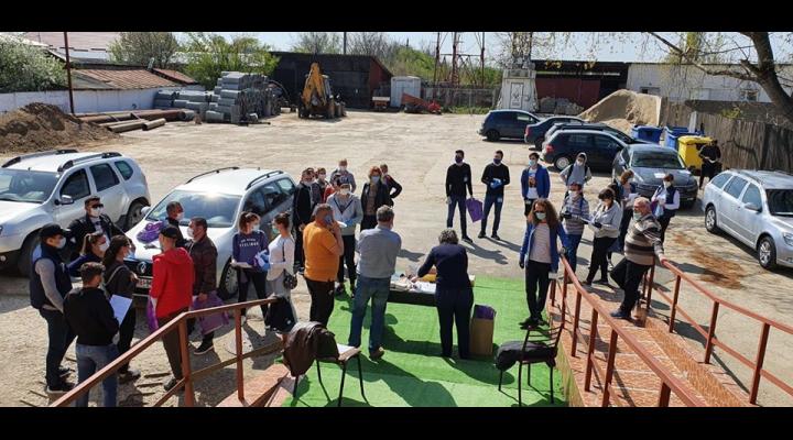 Primăria Puchenii Mari distribuie locuitorilor măști de protecție