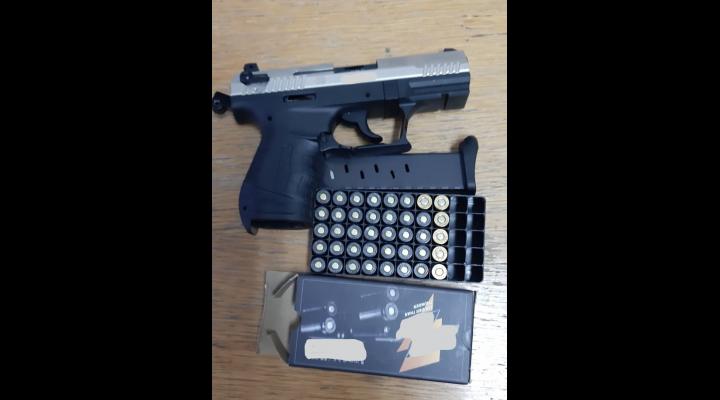 Barbat prins in Campina in timp ce incerca sa vanda ilegal un pistol cu 40 de cartuse