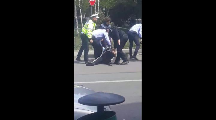 Un bărbat din Vălenii de Munte, încătușat în plină stradă
