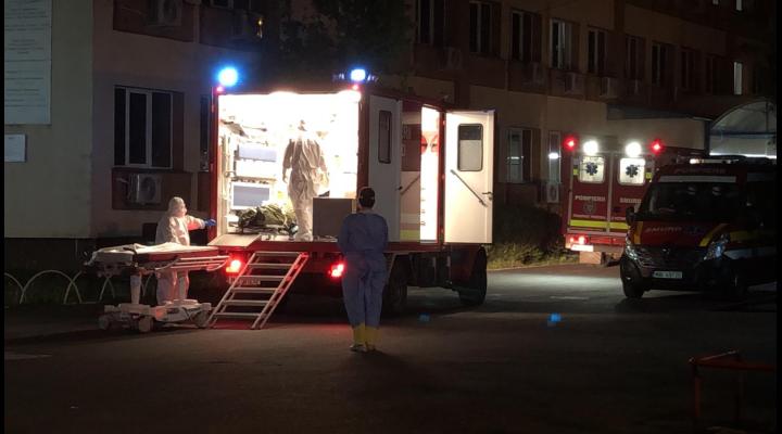 VIDEO EXCLUSIV: Pacientii infectati cu COVID-19 din Brasov, pentru care s-a decis transferul, au ajuns la Spitalul Judetean de Urgenta Ploiesti
