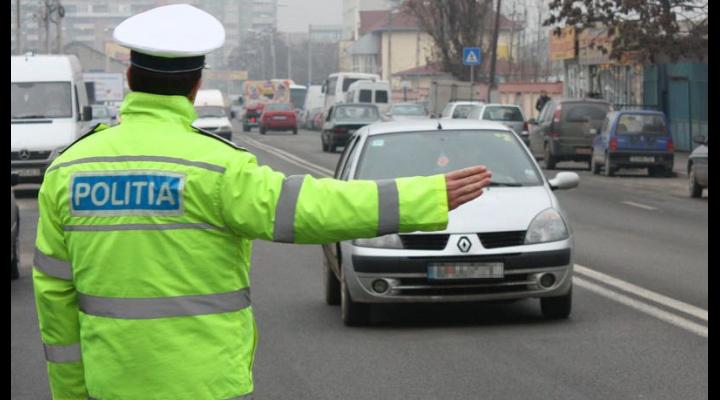 Șofer, fără permis și băut, urmărit de polițiști în Gura Vadului după ce nu a oprit la semnal