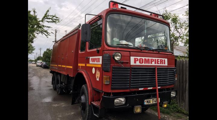 Incendiu la un parc de dezmembrări din Bucov
