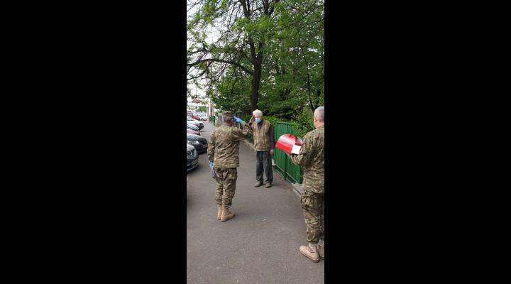 FOTO Militarii din cadrul Bazei 2 Logistică "Valahia", acasă la  General de brigadă (R) Răucea Gheorghe