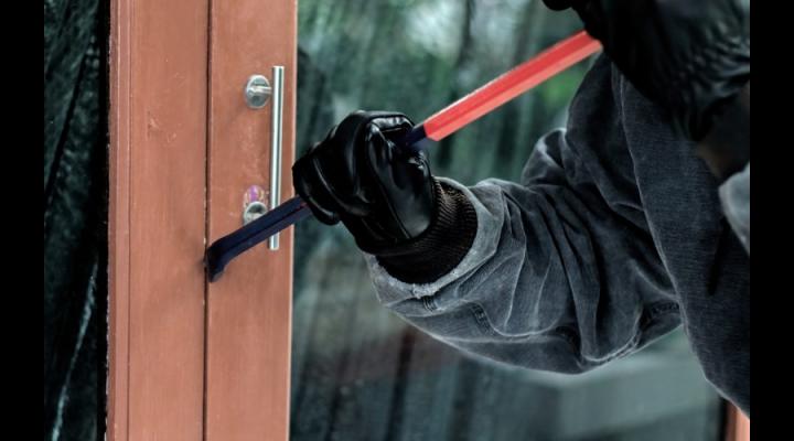 Un hot a fost surprins de propietar in timp ce incerca sa-i sparga casa din Dumbravesti. A reusit insa sa fuga, iar acum Politia este pe urmele sale
