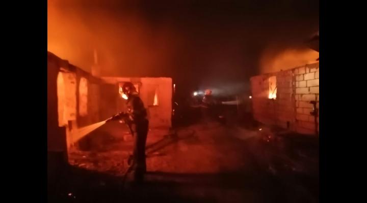 Pompierii prahoveni s-au confruntat noaptea trecuta cu doua incendii izbucnite la doua anexe gospodaresti din Calinesti si Trenu