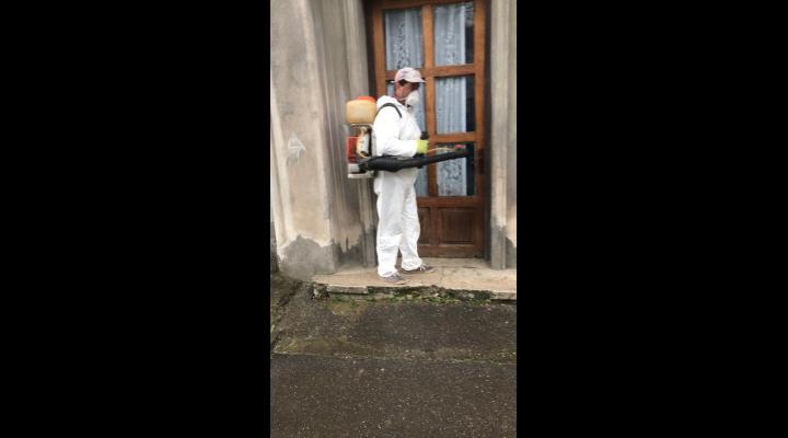 În întreg municipiul Câmpina continuă campania de dezinfecție cu substanțe biocide