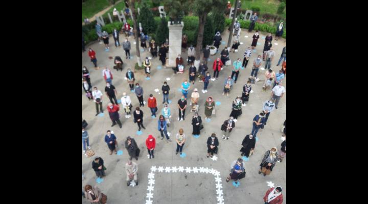 Distanța de prevenție marcată de florile desenate în curtea bisericii Înălțarea Domnului/ Eroilor - Ploiești 