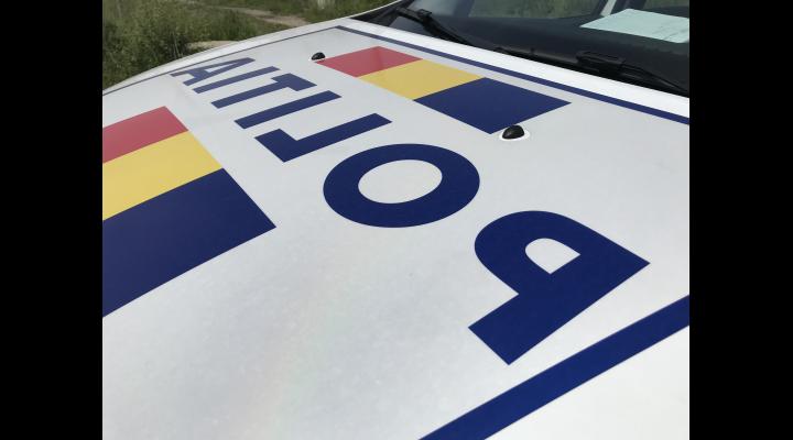 Un bărbat băut la volan a intrat în zidul din beton de pe marginea drumului, la Nistorești