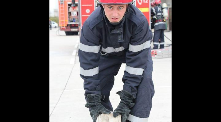 Doi pompieri, aflați în timpul liber, au acordat primul ajutor victimei unui accident produs în Vâlcănești