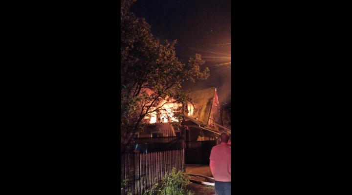 VIDEO Incendiu puternic în Comarnic/Flăcările au cuprins o casă și un service auto