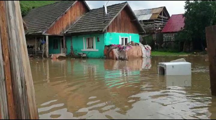 Zeci de gospodării, inundate în județul Brașov