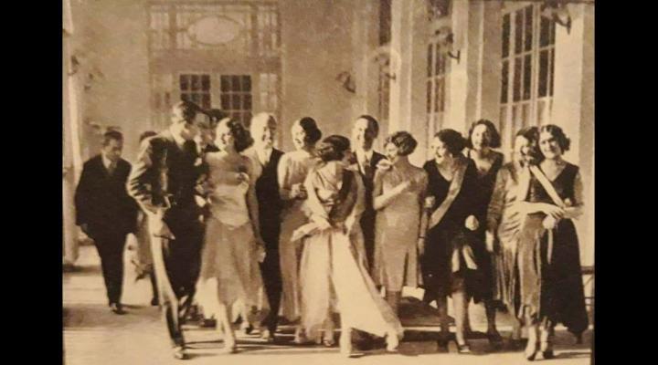 Liviu Rebreanu, președintele juriului în cadrul unui concurs de frumusețe din 1928/Povestea o poți afla în turul Casino-ului Sinaia