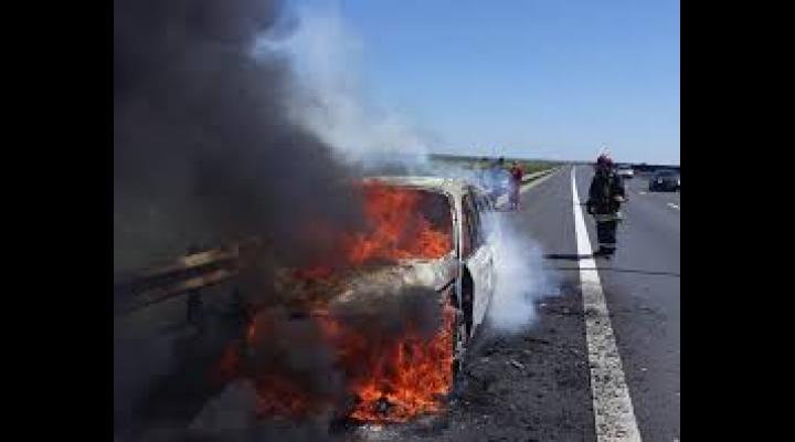 O mașină a luat foc pe strada Ștrandului din Ploiești/Flăcările s-au extins