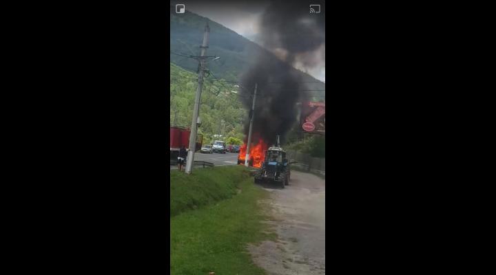 FOTO / O mașină a ars ca o torță în Comarnic, pe DN 1