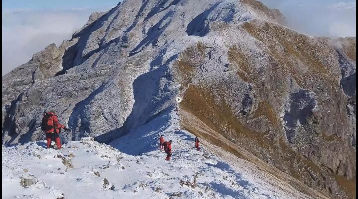 UPDATE Operatiune in munti/Salvamontistii au inceput recuperarea turistului mort ieri in  Valea Bucsoiului