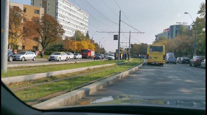 FOTO Accident pe Șoseaua Vestului/Un șofer a ajuns pe linia de tramvai