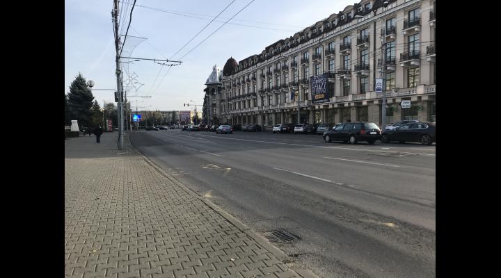 Se rafac marcajele rutiere din zona  centrală a municipiului Ploiești.